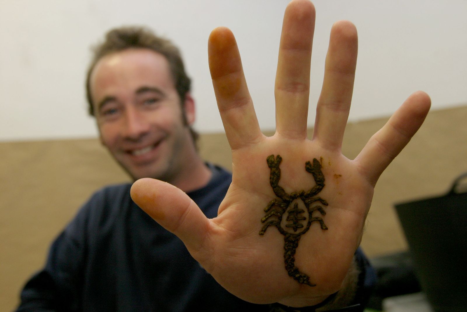 Un participante en un taller anterior muestra su tatuaje.