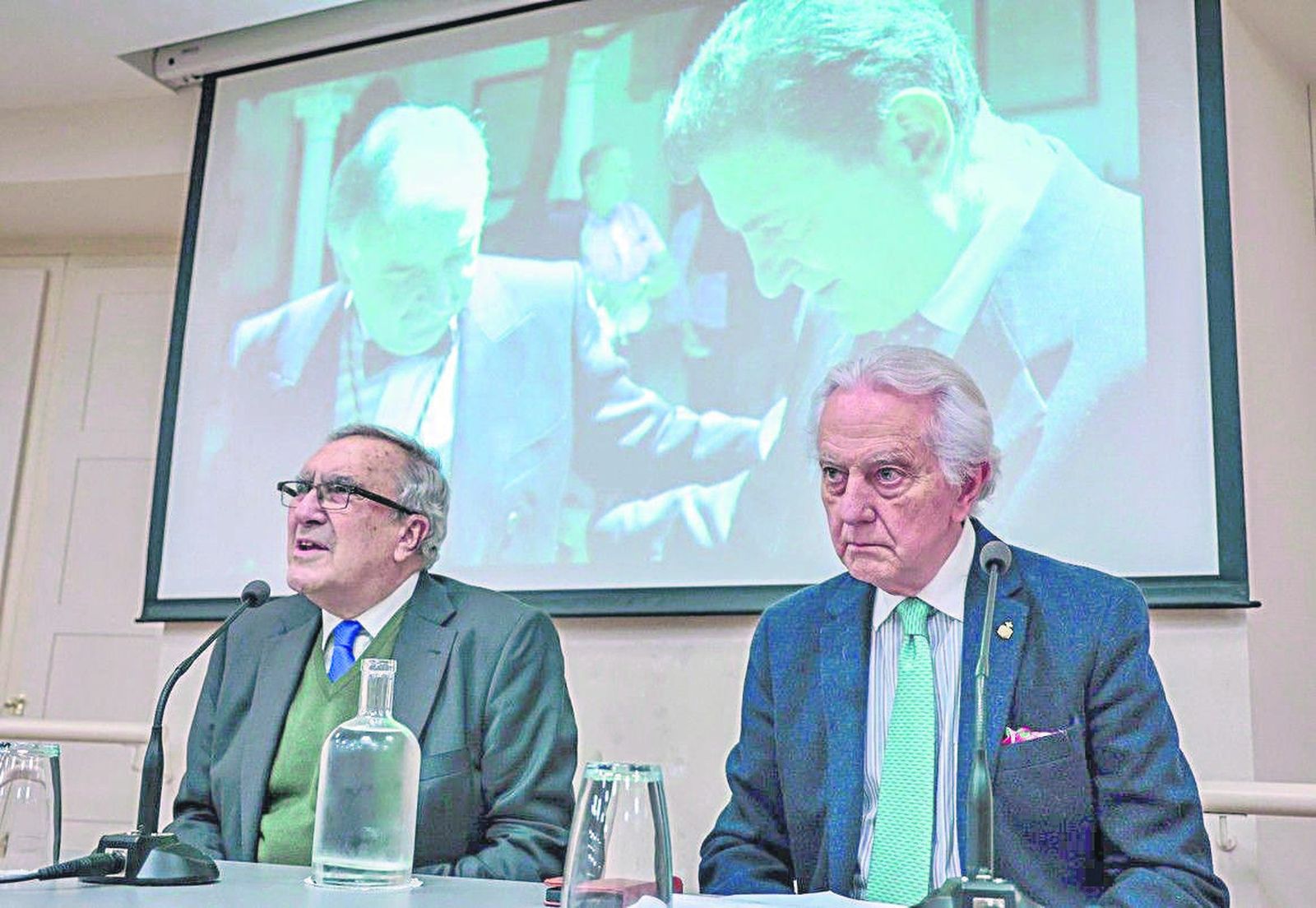 Rogelio Reyes y Carlos Infantes Alcón. Detrás, foto de los autores del libro.
