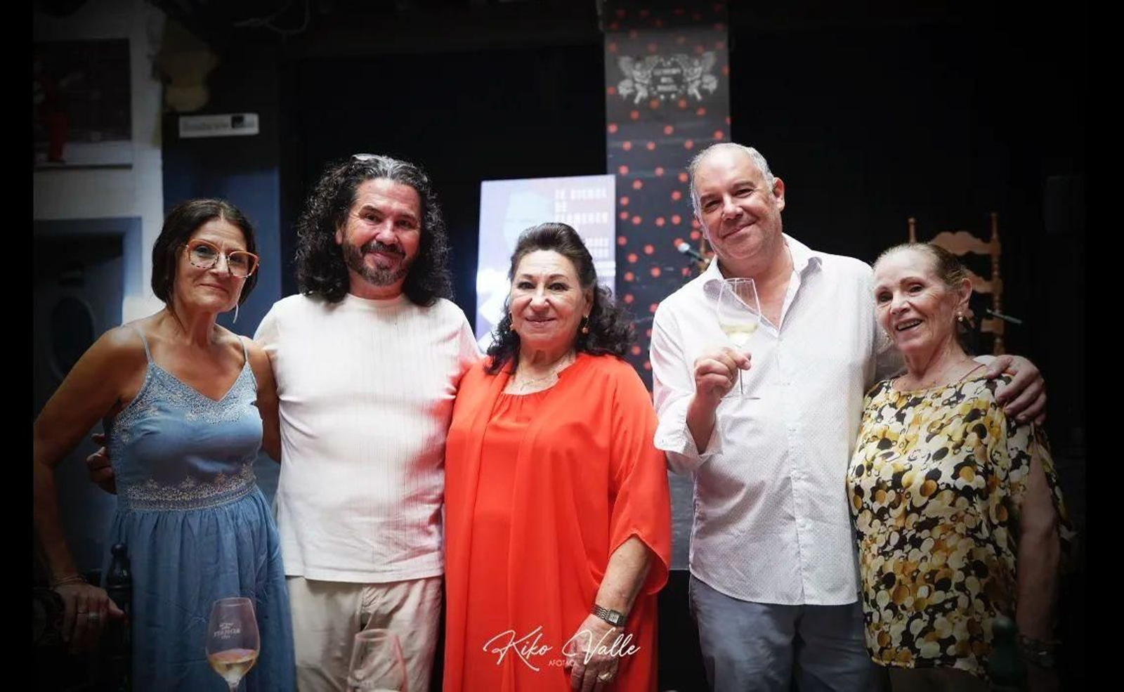 Jose María Castaño brinda tras la conferencia con Mario González, María Vargas e Isabelita Ruiz