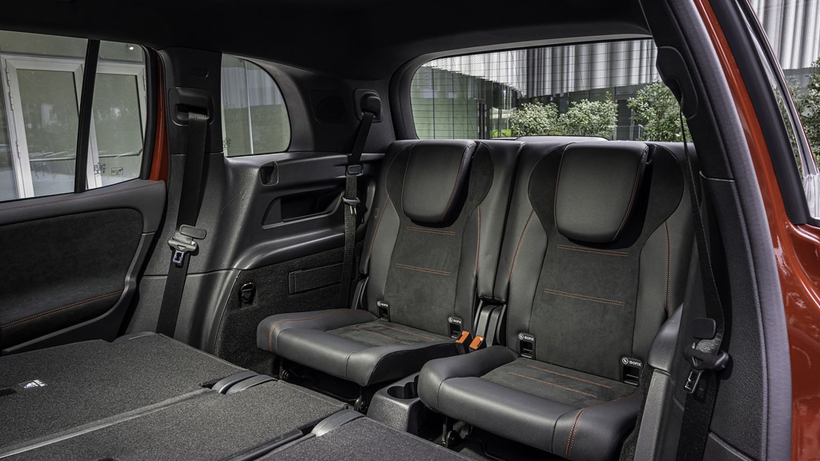 De serie, tiene cinco plazas, pero es posible añadir estas dos como una opción. Son más adecuadas para niños que para adultos por el espacio disponible.