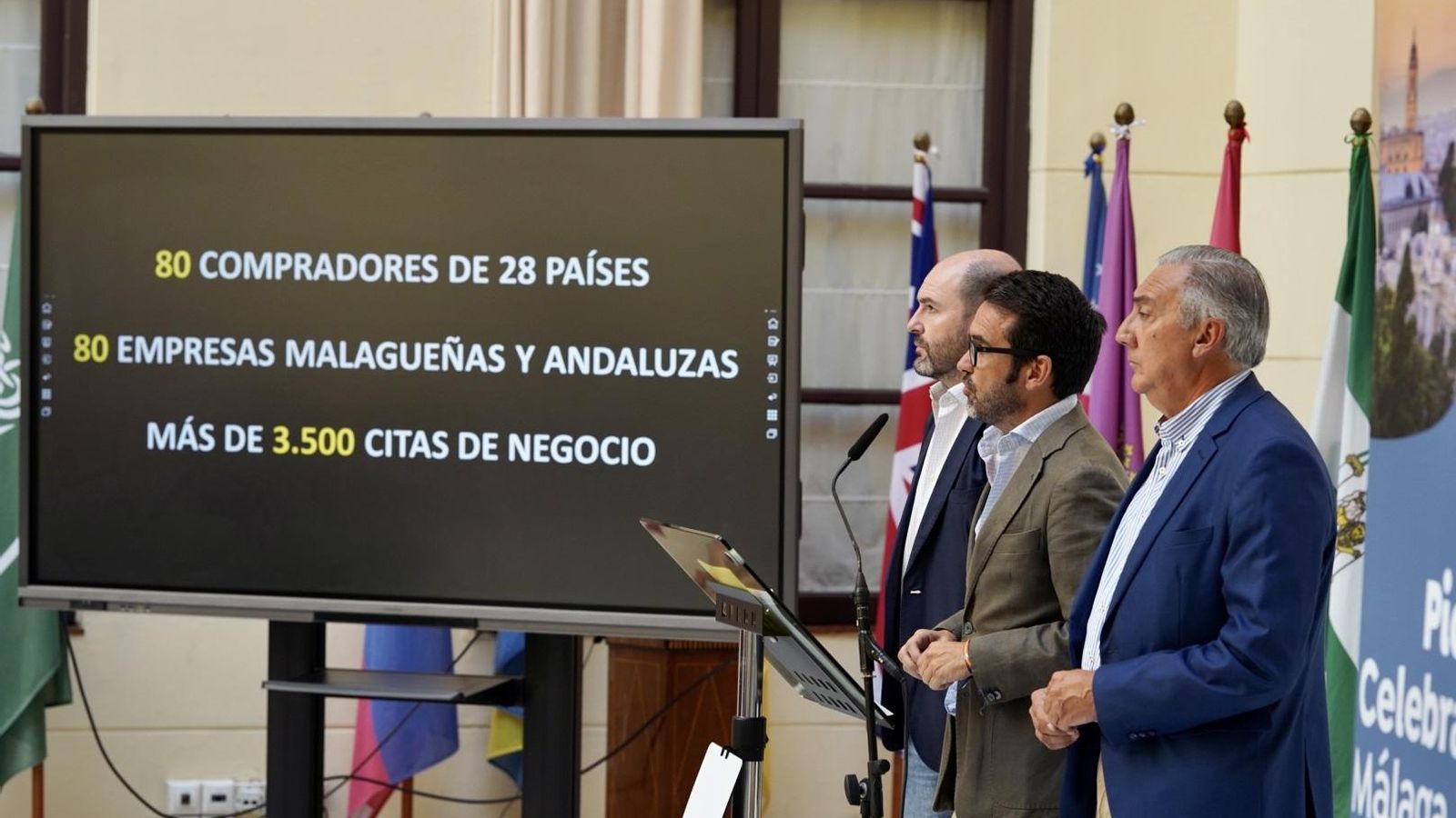Jacobo Florido y Antonio Díaz junto a un representante de Turismo de Andalucía