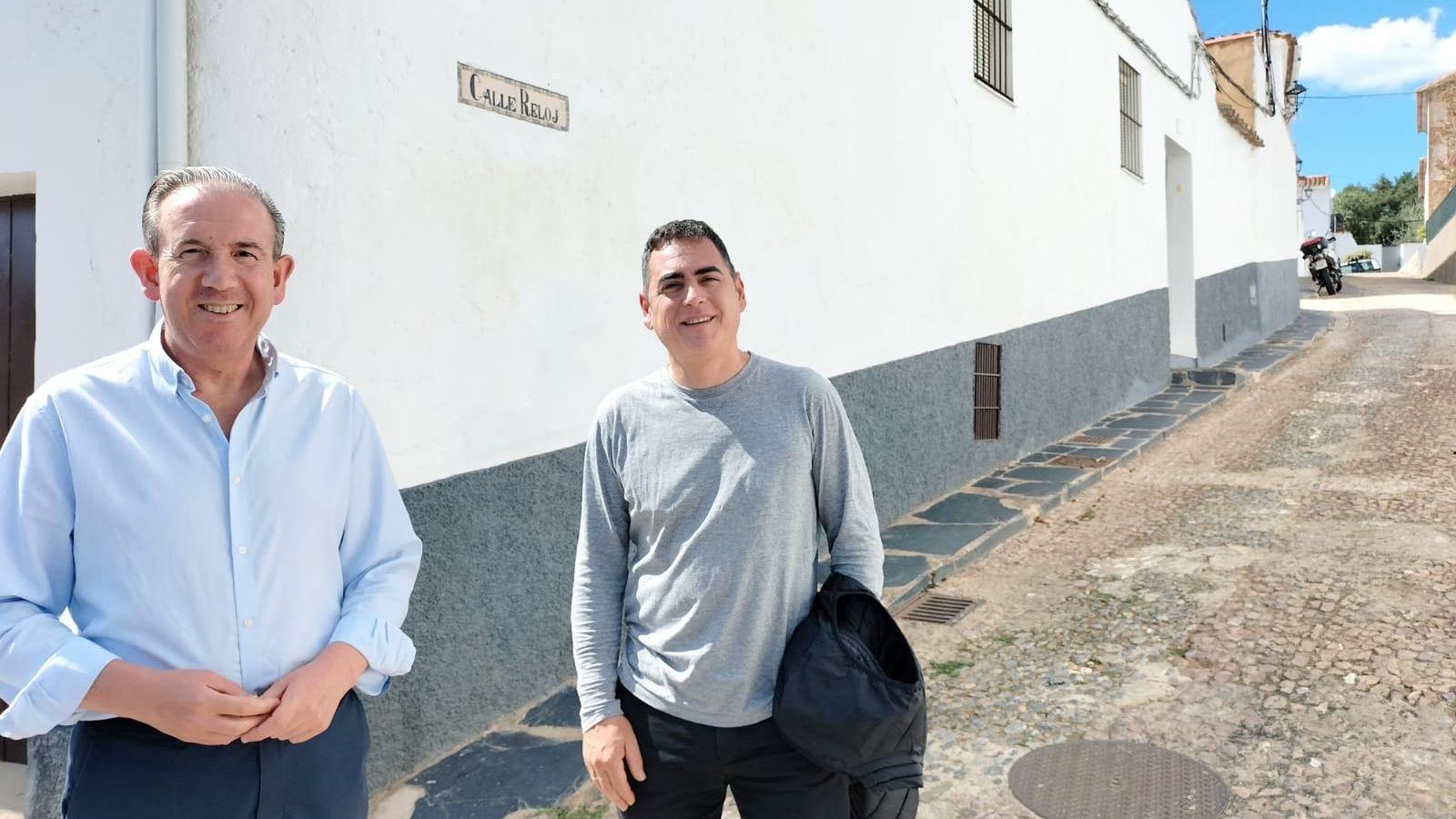 El alcalde en la calle Reloj de la aldea de Carboneras y Castañuela.