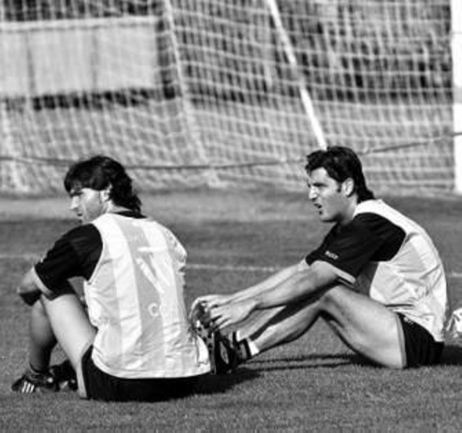 Yordi, acompañado por Pablo Ruiz, descansa en la sesión de ayer. Yordi, acompañado por Pablo Ruiz, descansa en la sesión de ayer.