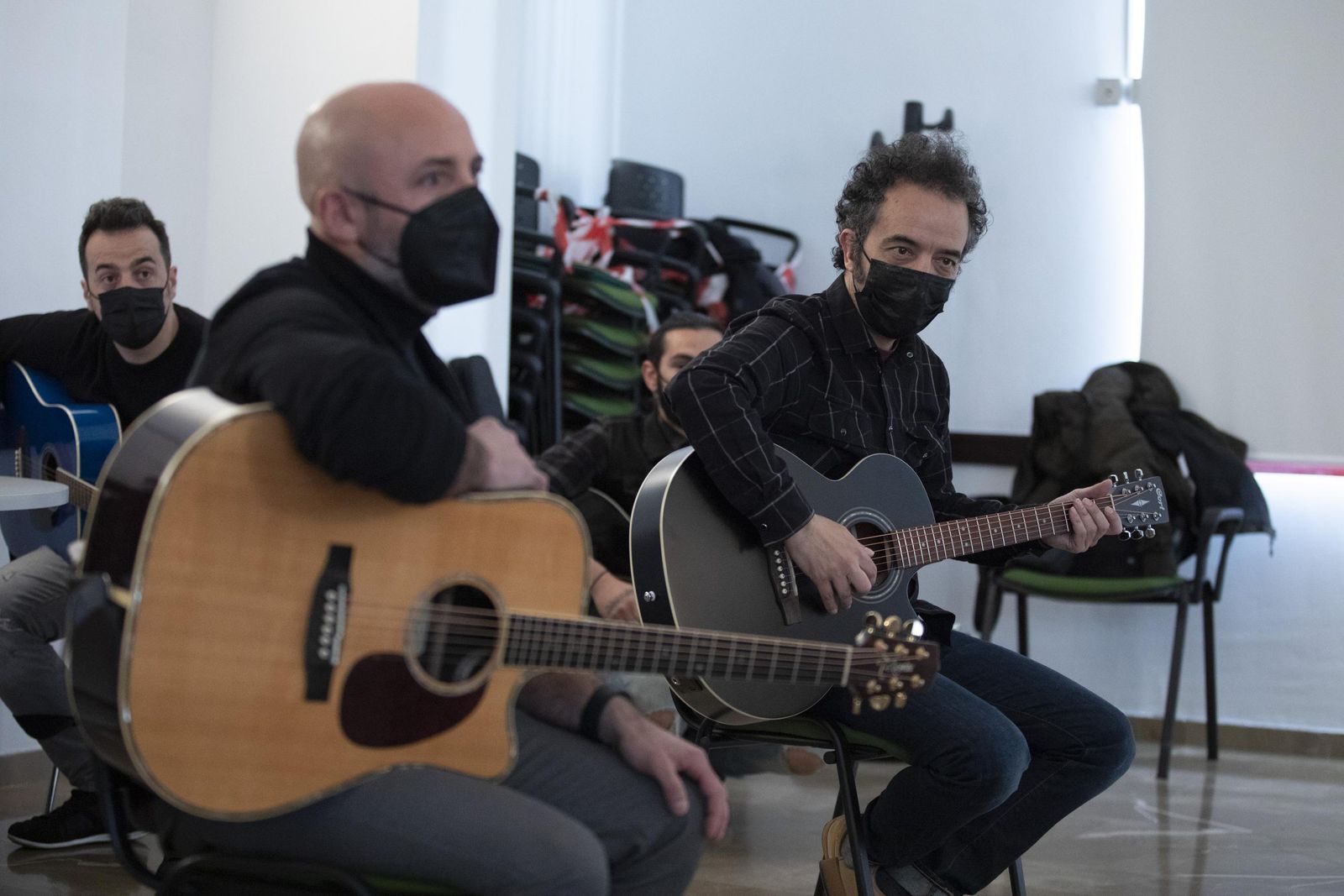Fotos: Popi y Quini Almendros enseñan música a los jóvenes de la Asociación Homo Sapiens