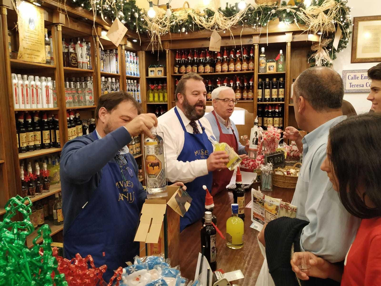 Anselmo Córdoba, tras el mostrador de Destilerías Duende.