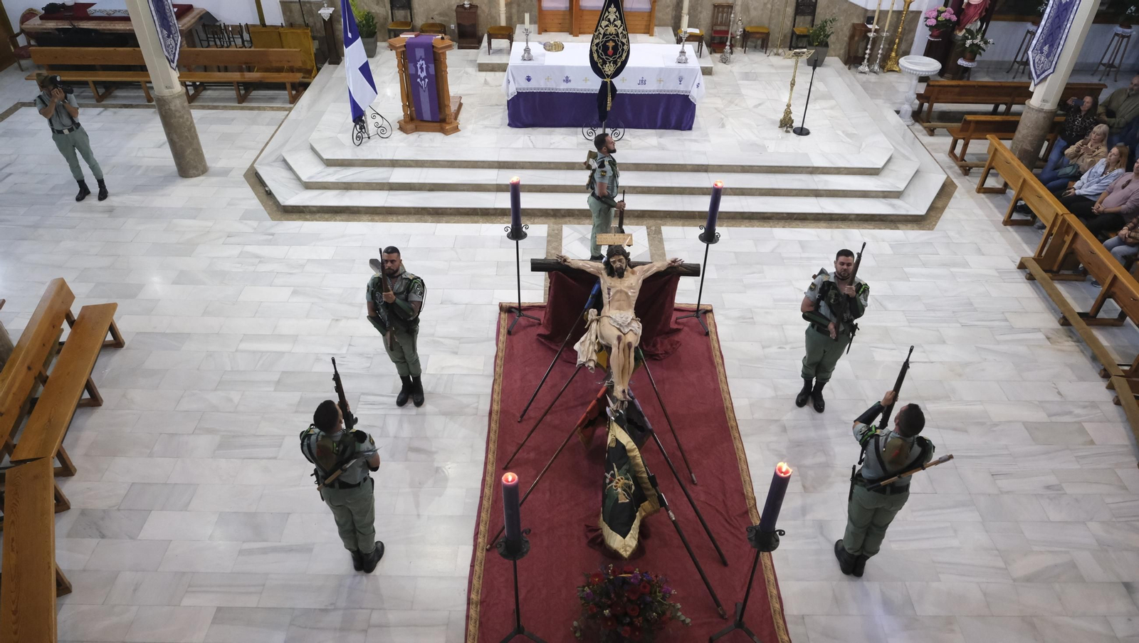 La Legión custodia el Cristo de la Buena Muerte en la Semana Santa de El Parador 2025