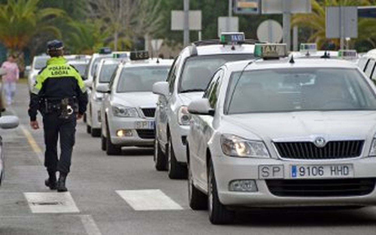 Los taxistas protestan contra la norma de recogida de pasajeros en el aeropuerto