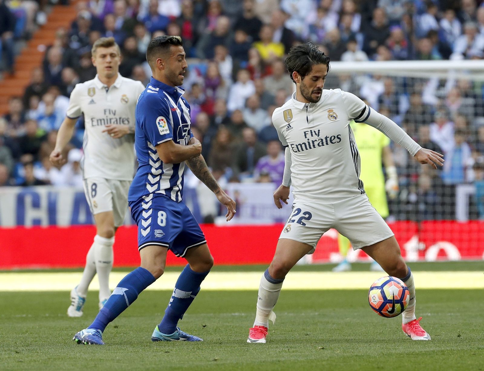 Isco pelea el balón con Camarasa en un lance del encuentro disputado en el Santiago Bernabéu.