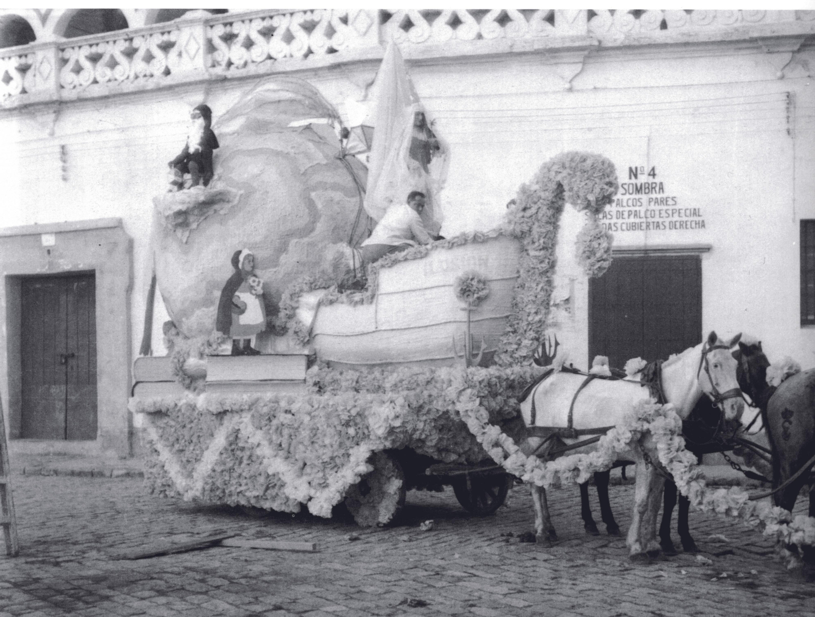 La Carroza de la Ilusión saliendo de la Maestranza en el año 1936.