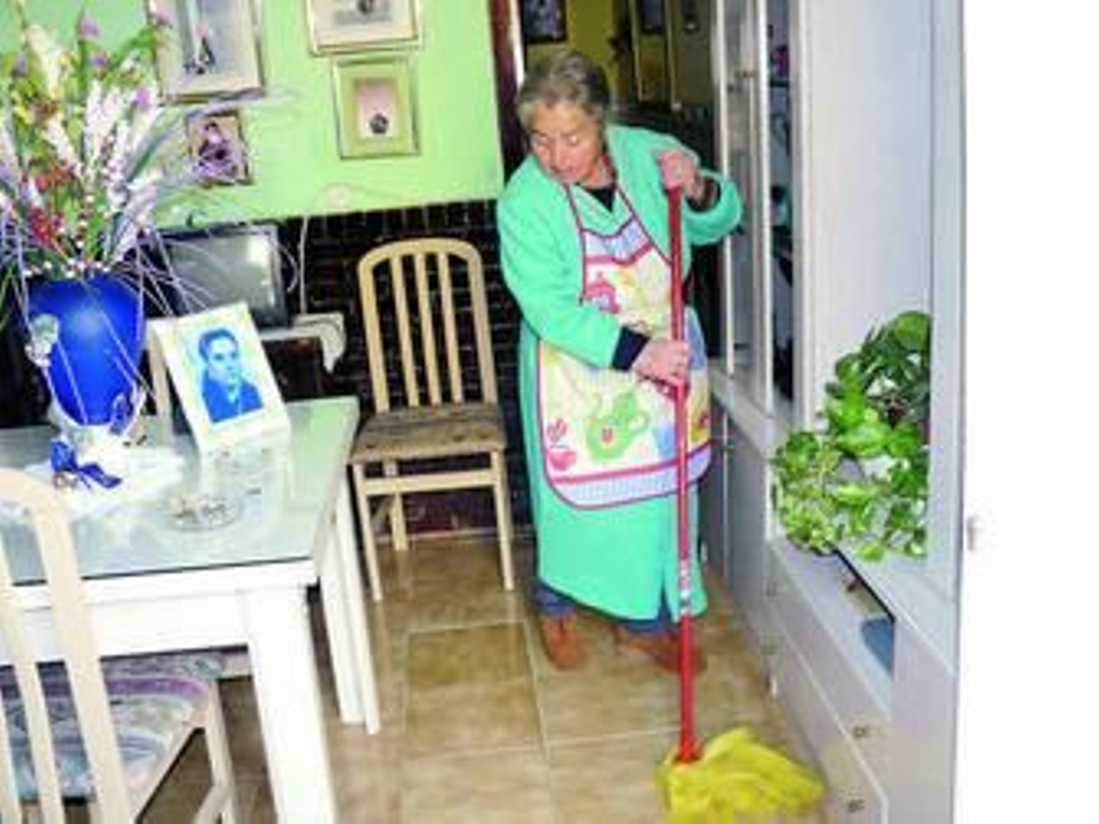 Isabel Paniagua pasó la noche y la mañana secando el suelo.