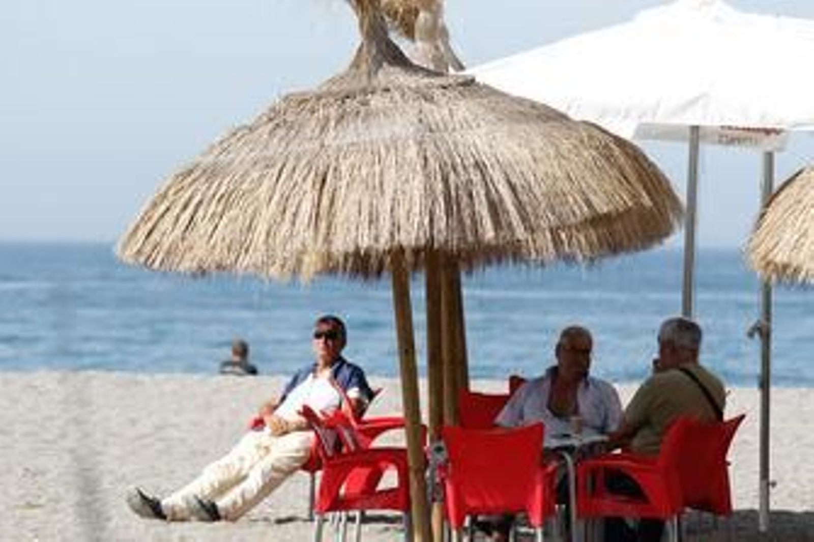 Desescalada: fotos de la primera gran jornada playera en la Costa de Granada