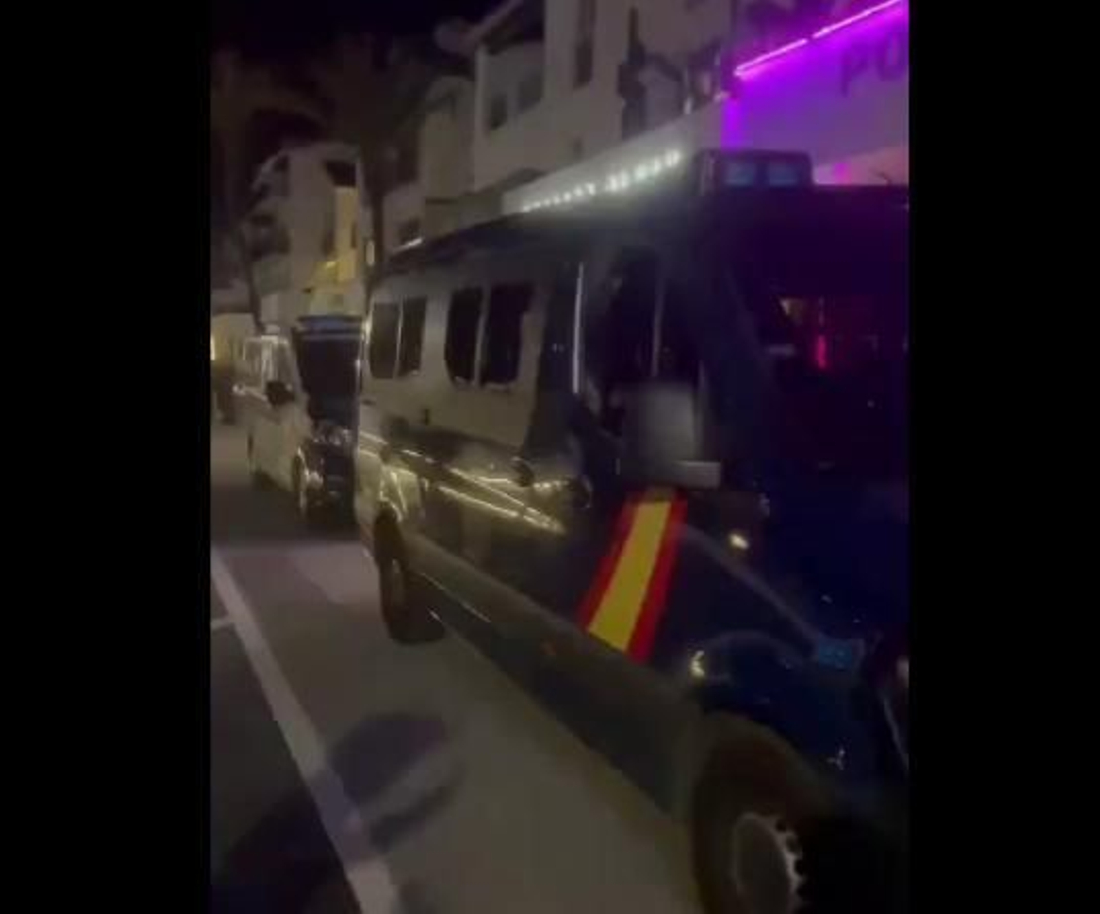 Un furgón policial en la zona próxima al tiroteo en Marbella
