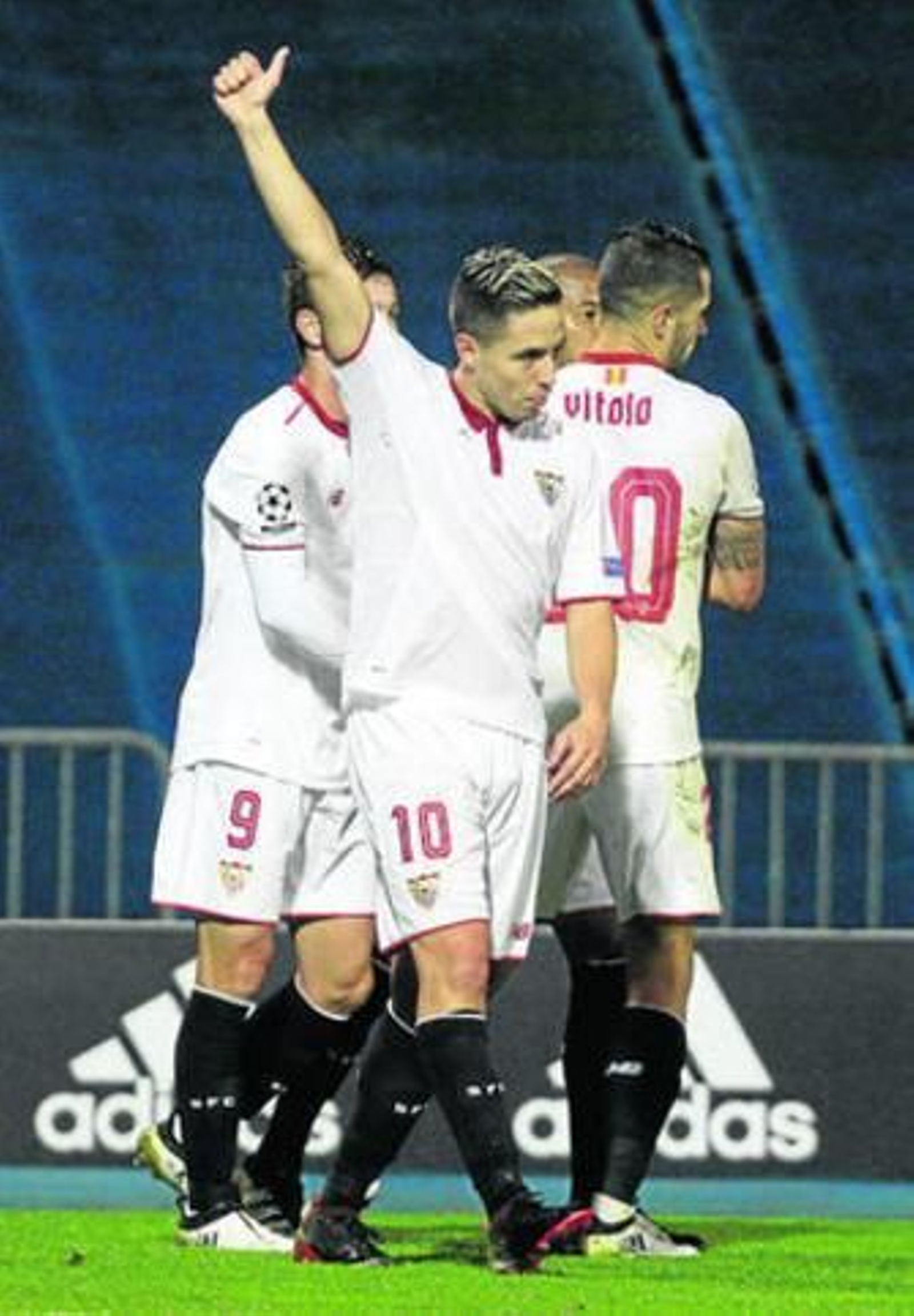 Nasri levanta su pulgar hacia la zona de los aficionados del Sevilla en el estadio Maksimir.