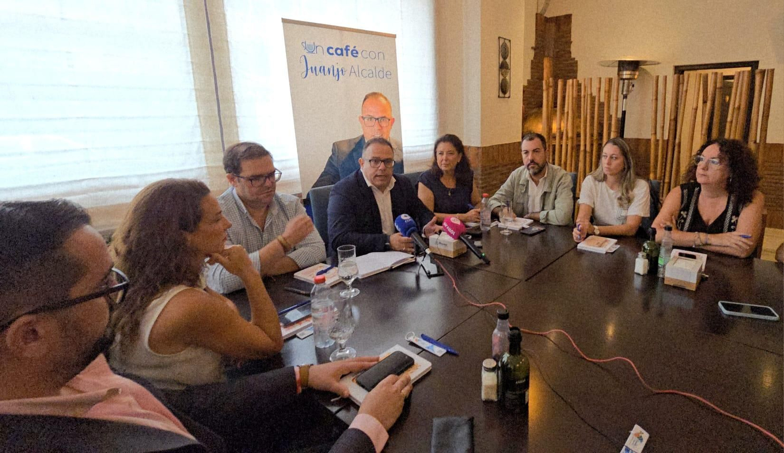 El alcalde de Almuñécar en una reunión informativa