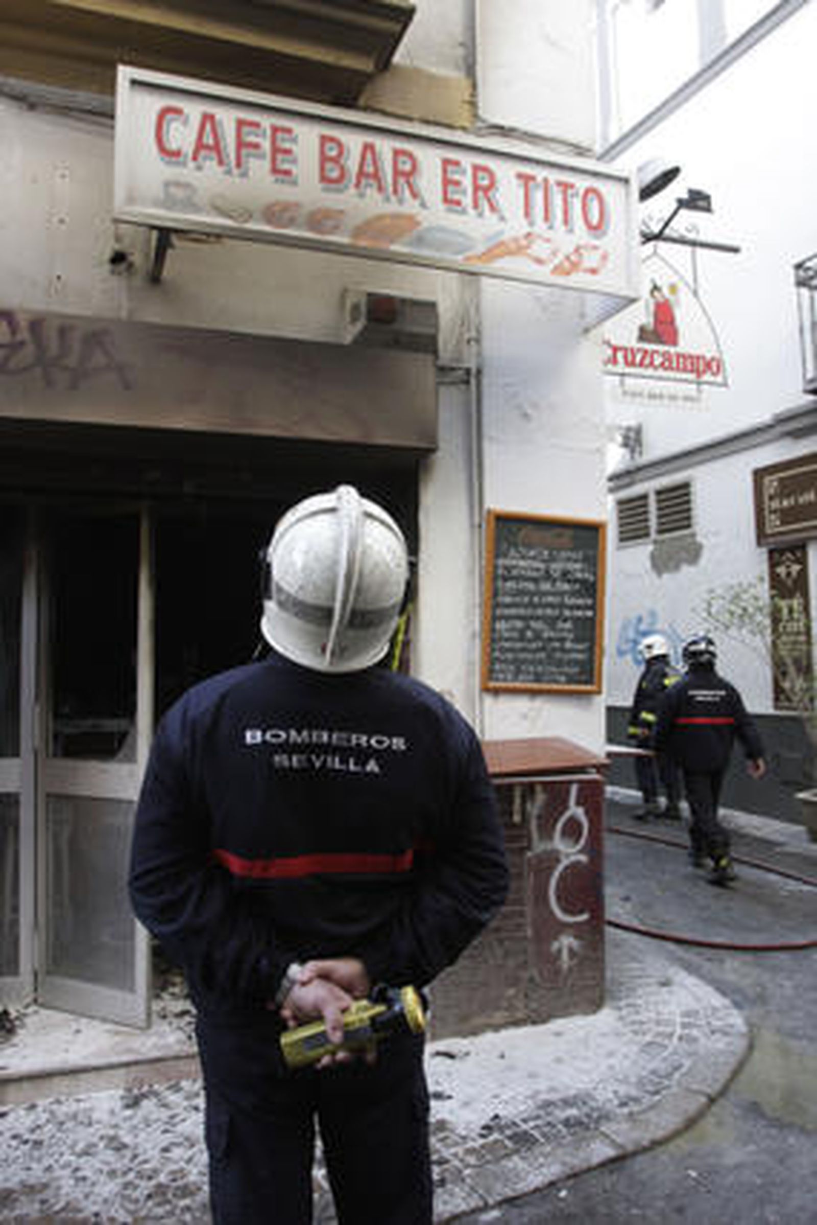 Un bombero observa la fachada del bar totalmente calcinada.

Foto: Ruesga Bono/José Ángel García