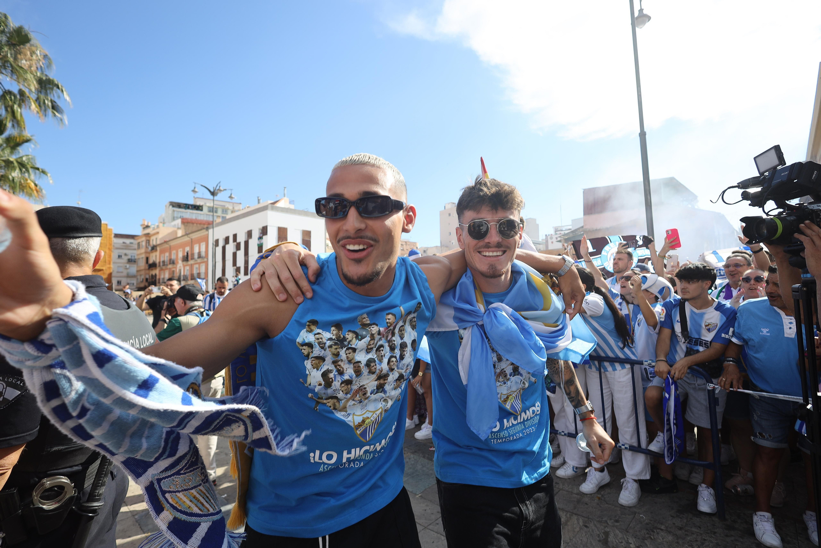 El malaguismo sale a la calle en avalancha: Las fotos de la celebración del ascenso