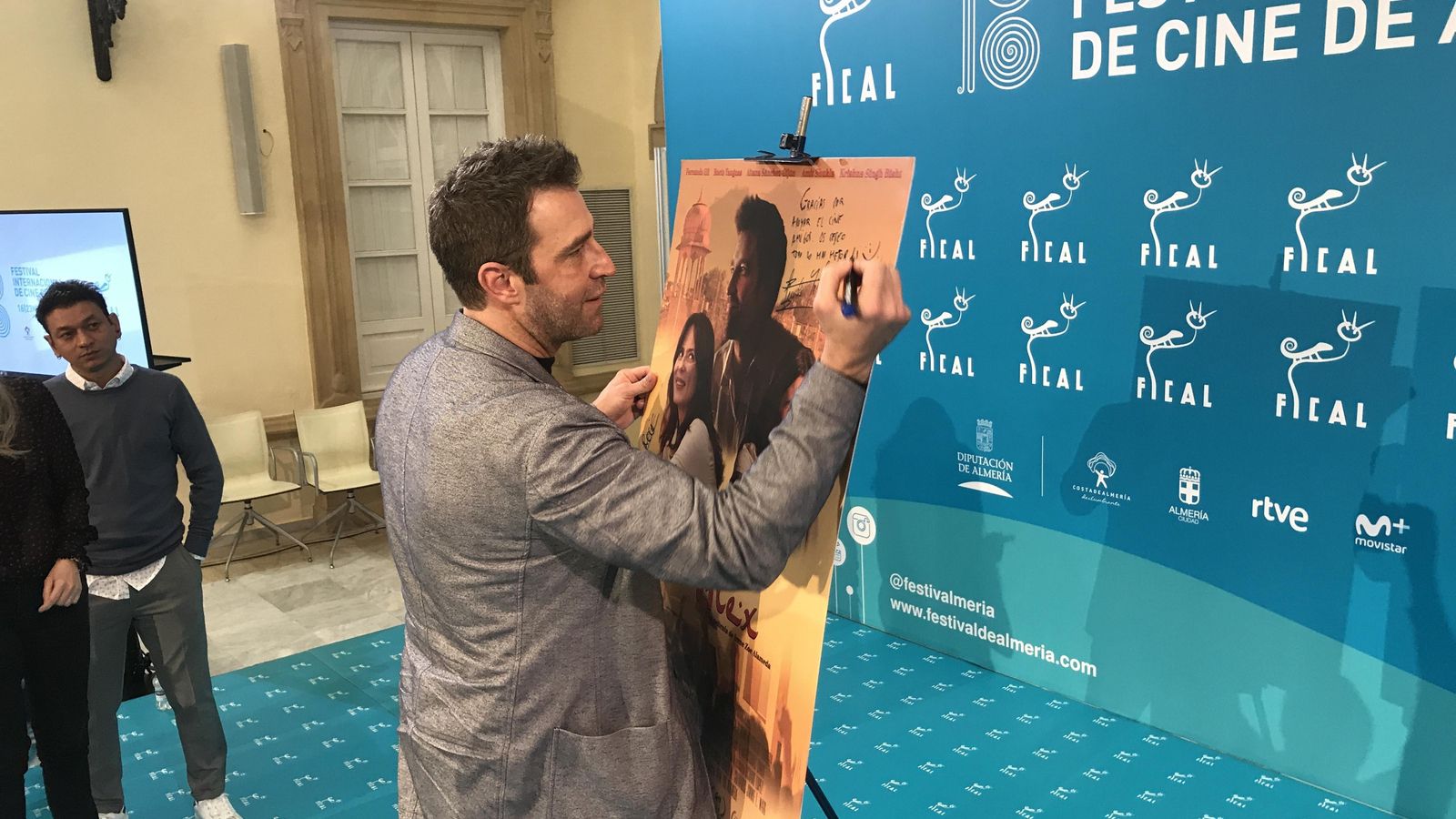 Fernando Gil, como el resto del equipo, firmó el cartel.