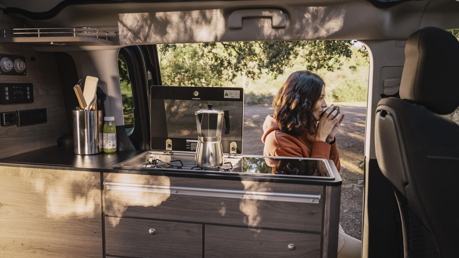 El mueble de la cocina es desmontable y, además, puede usarse tanto desde el interior como desde fuera del habitáculo. El mueble de la cocina es desmontable y, además, puede usarse tanto desde el interior como desde fuera del habitáculo.