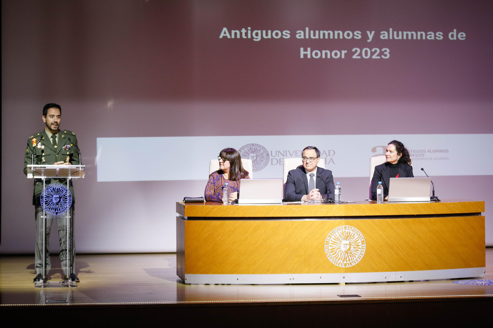 Imágenes del acto de reconocimiento a antiguos alumnos y amigos de honor en la UAL