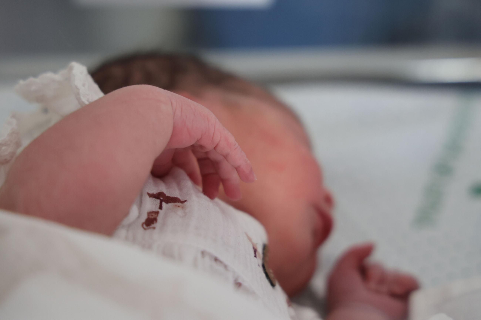 Un bebé recien nacido.