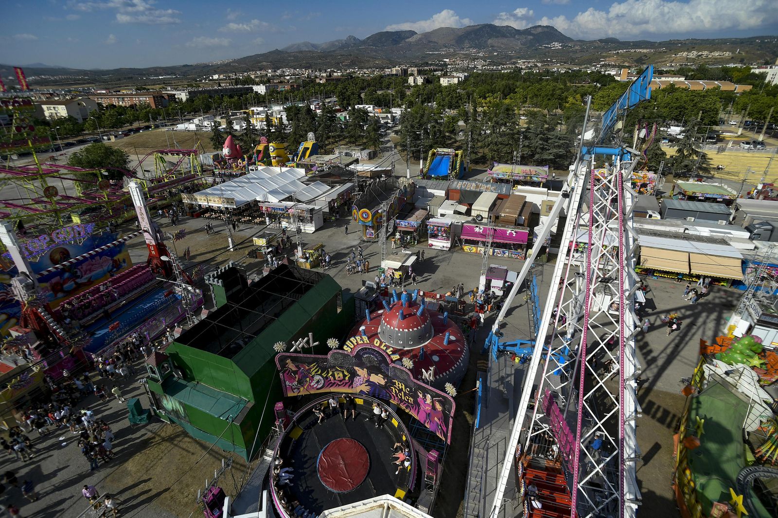 Atracciones de feria, columpios, niños y vida en el Corpus 2021