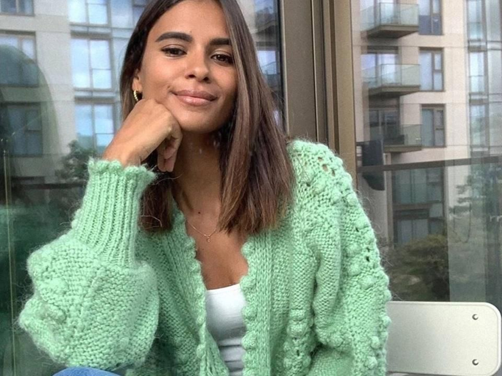 Adiós a los jerséis, esta chaqueta de lana de Zara elegante y con efecto tipazo es la clave para un look estiloso y calentito.