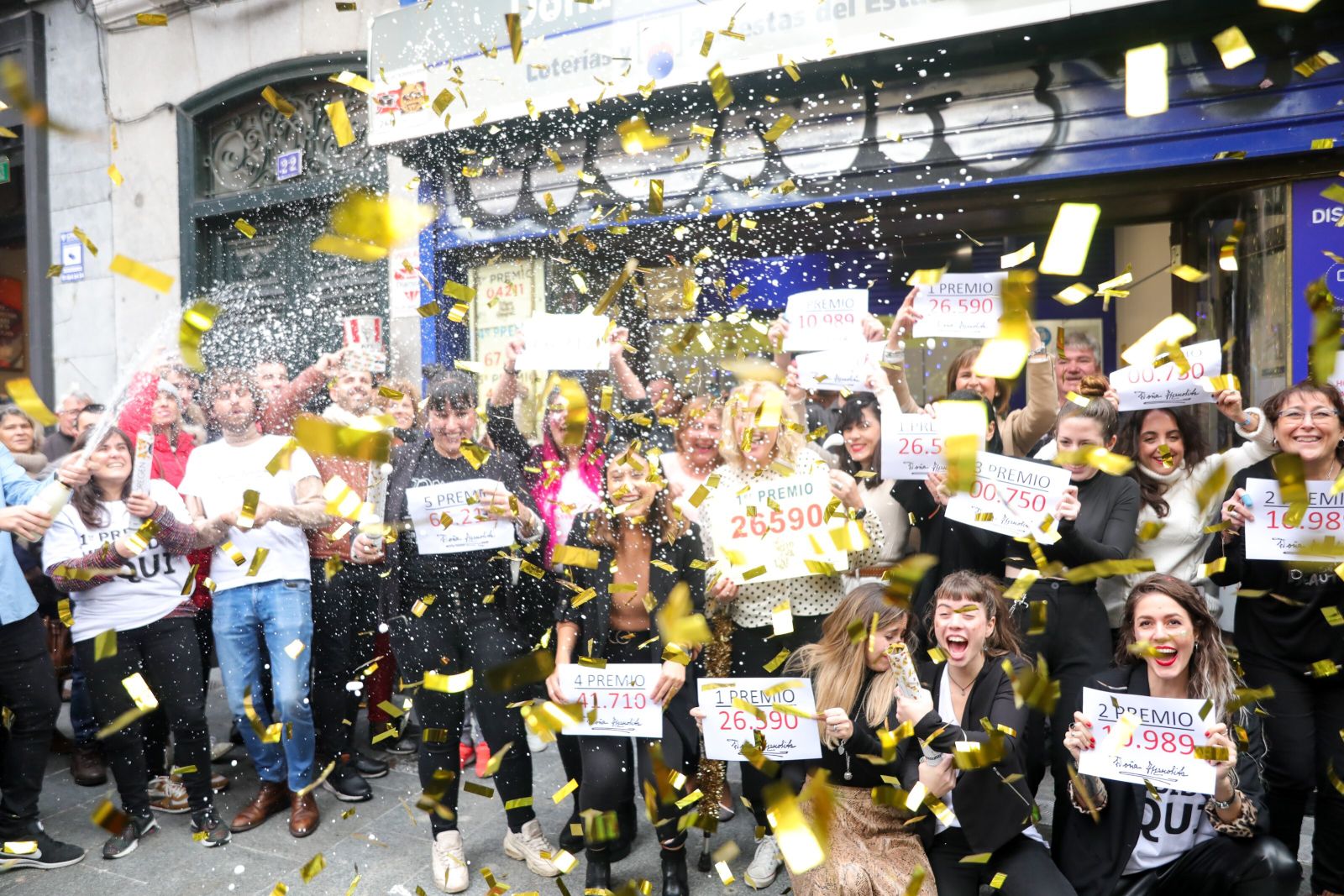 Fiesta en la popular administración de Lotería  Doña Manolita, en Madrid, en 2019.