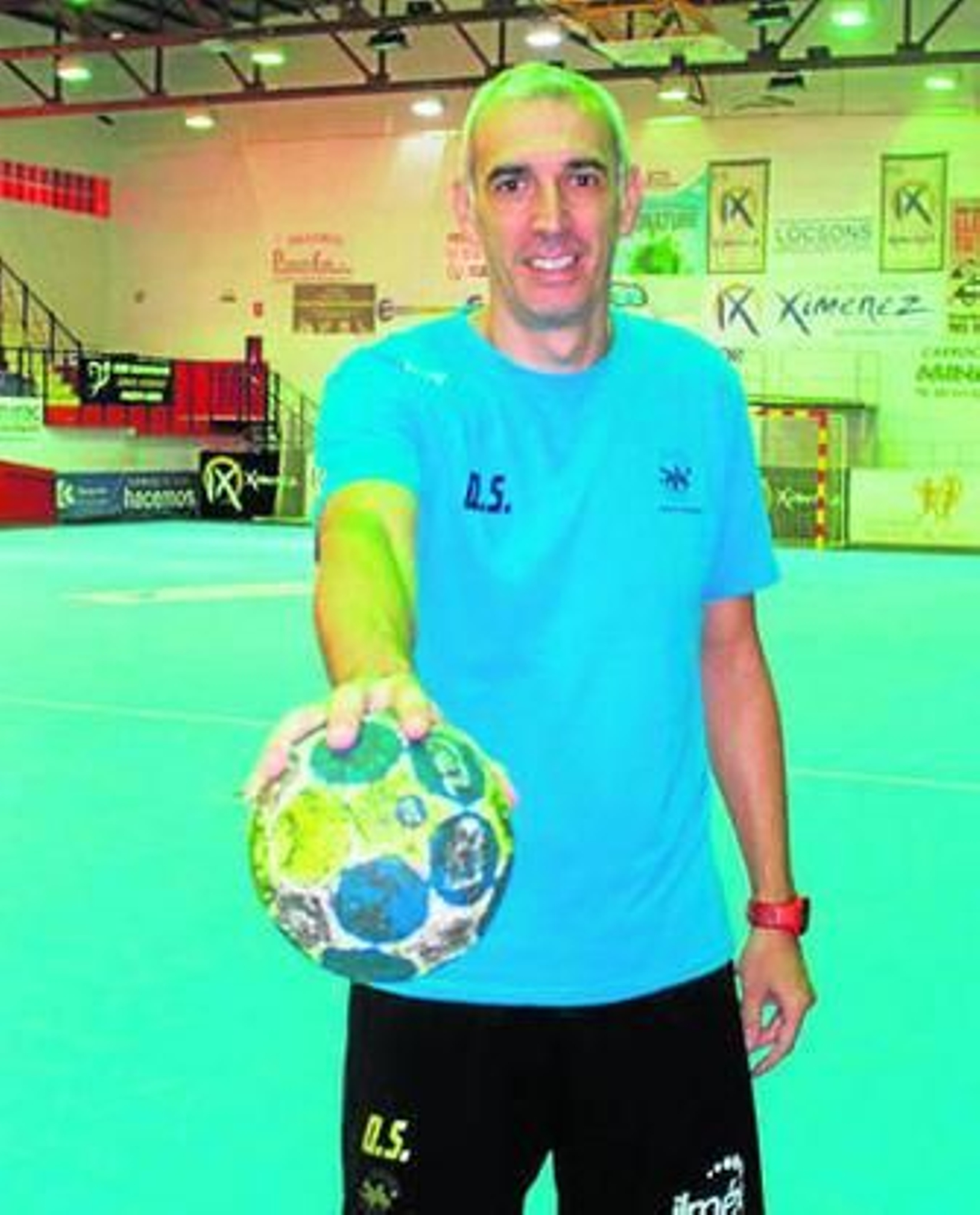 Quino Soler sujeta un balón en el Alcalde Miguel Salas. Quino Soler sujeta un balón en el Alcalde Miguel Salas.