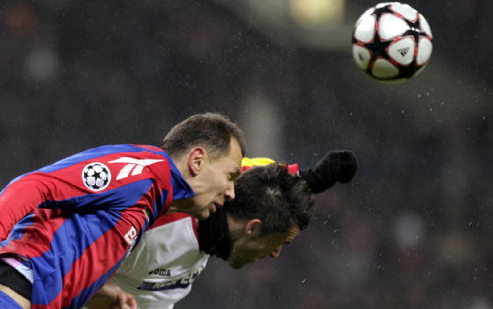 Negredo disputa un balón de cabeza con Ignashevich.

Foto: Antonio Pizarro