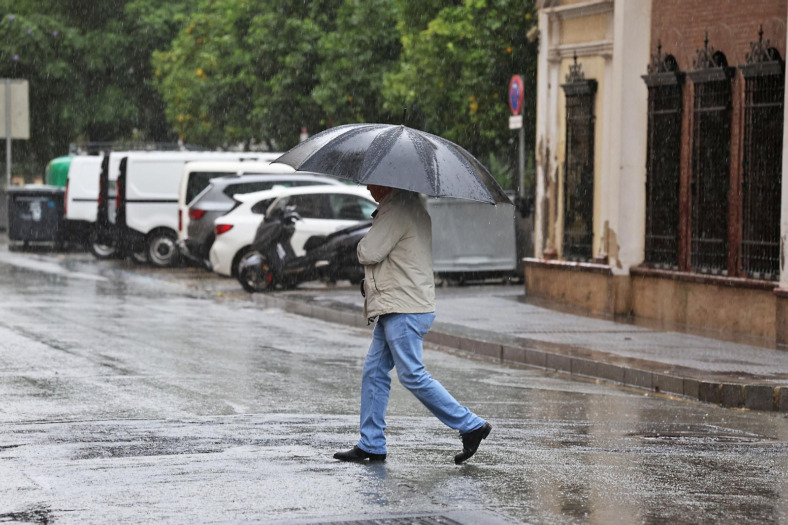 Imágenes de la lluviosa mañana de sábado en Huelva