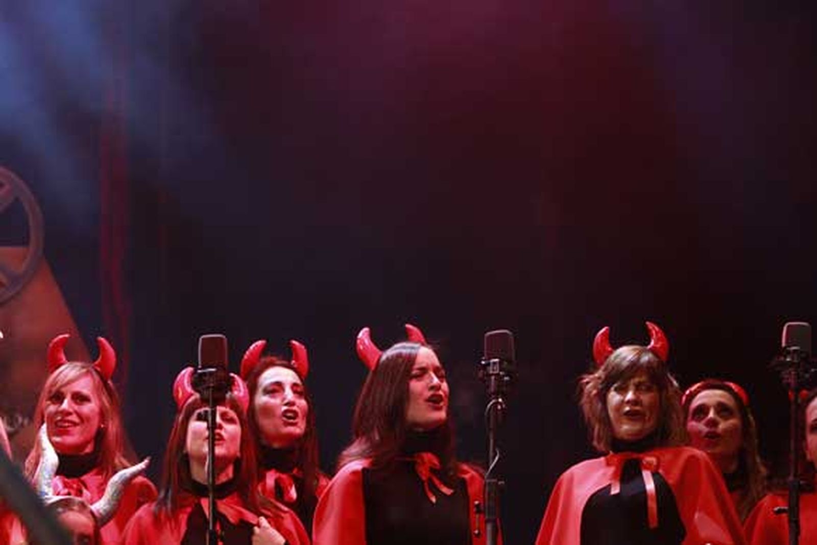 Coro 'Las supermómas' en un momento de la actuación./Fotos:Lourdes de Vicente

Foto: Lourdes de Vicente