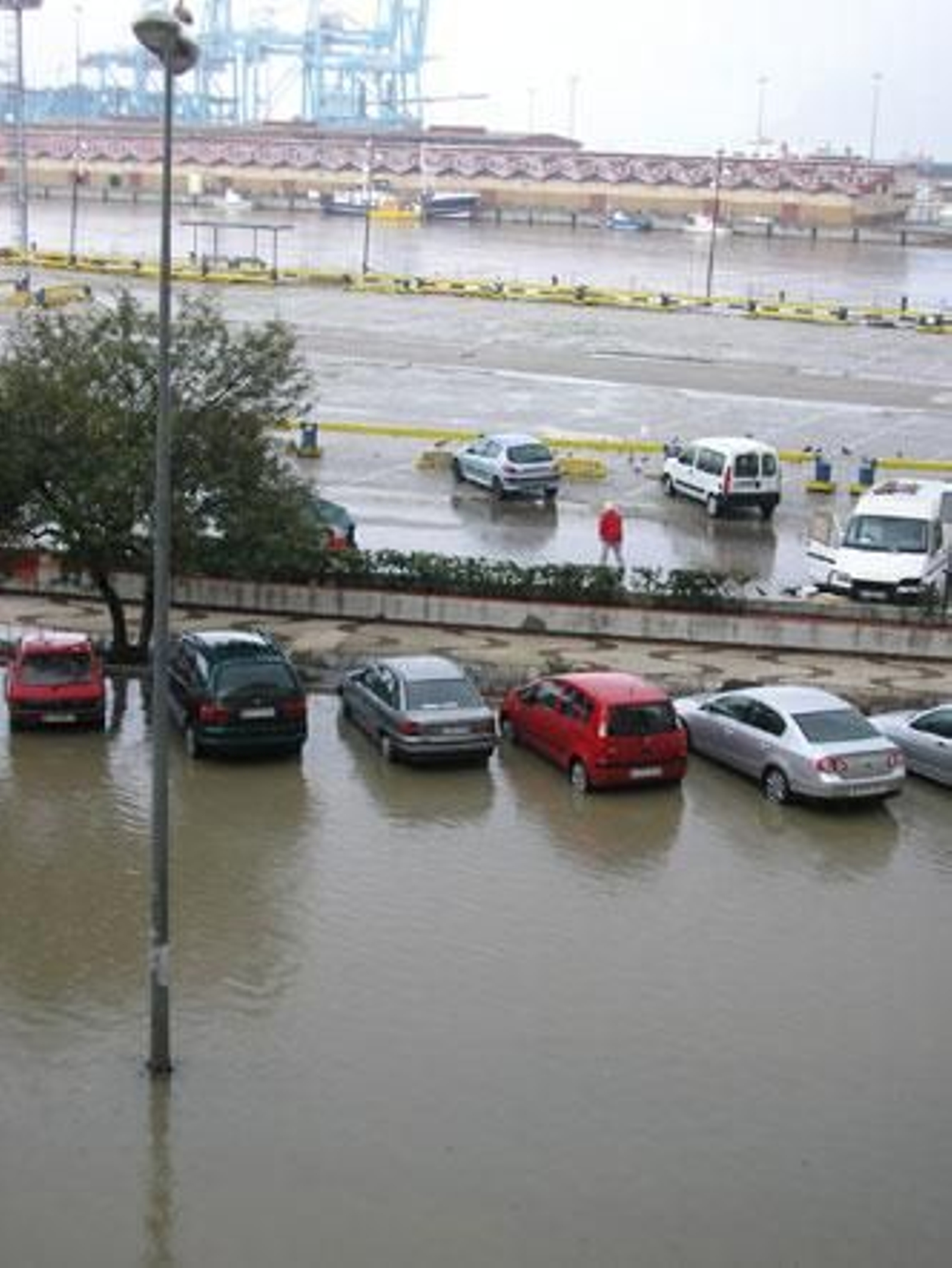 El paseo marítimo también se ha visto afectado por la lluvia.

Foto: Europa Sur