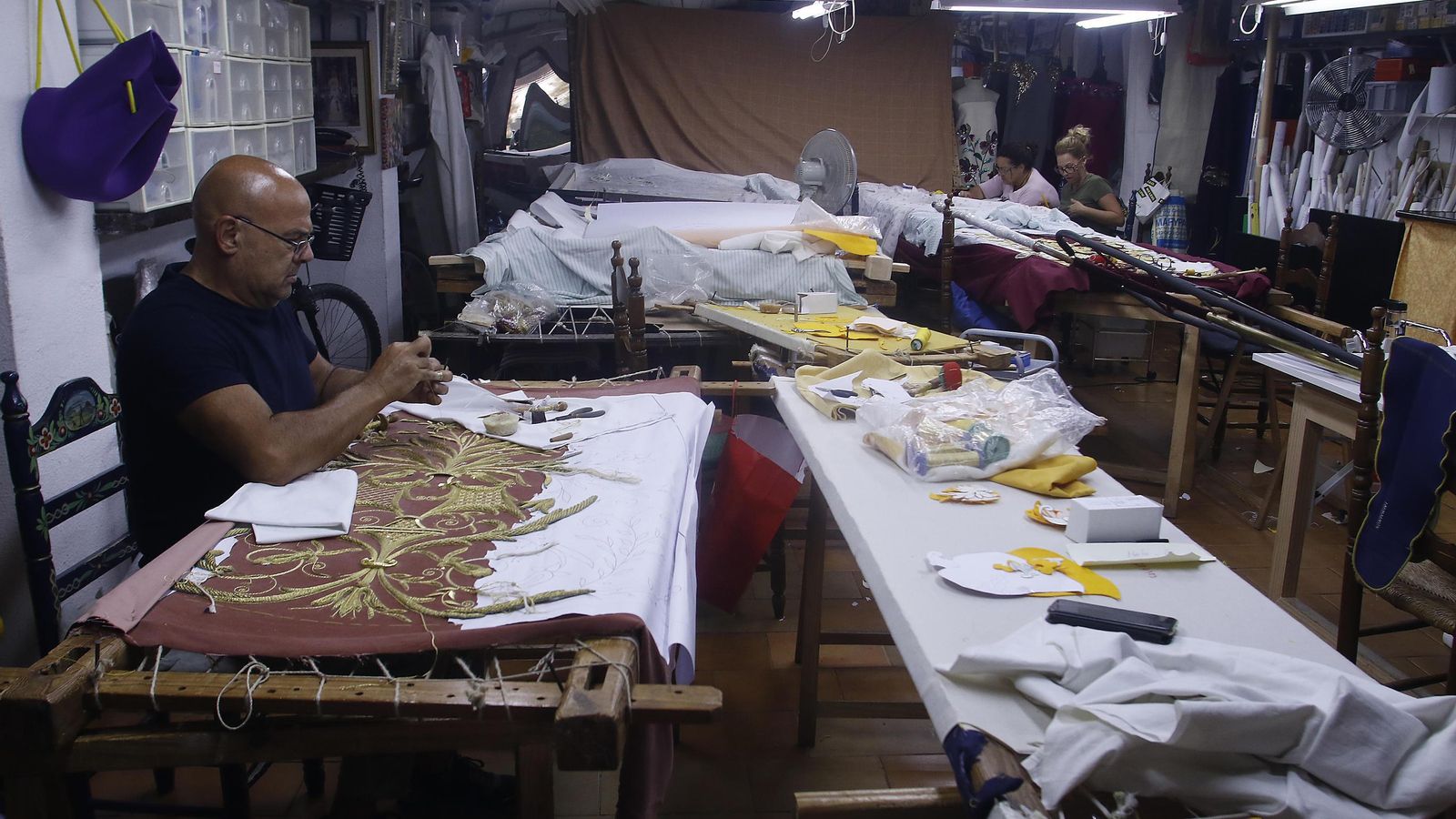 El bordador Francisco Carrera en su taller.