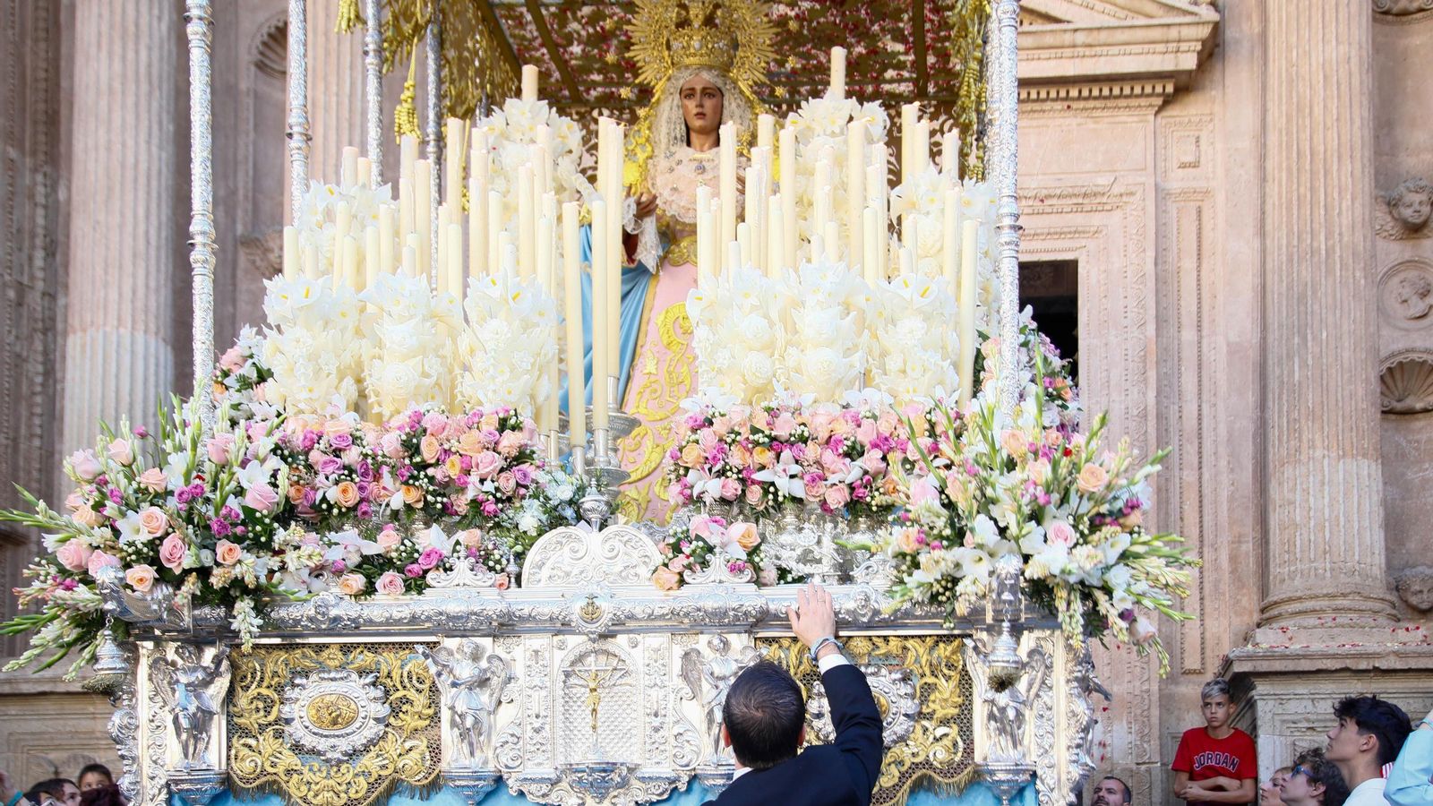 Vea la salida de la Hermandad de Los Ángeles de la Catedral de Almería