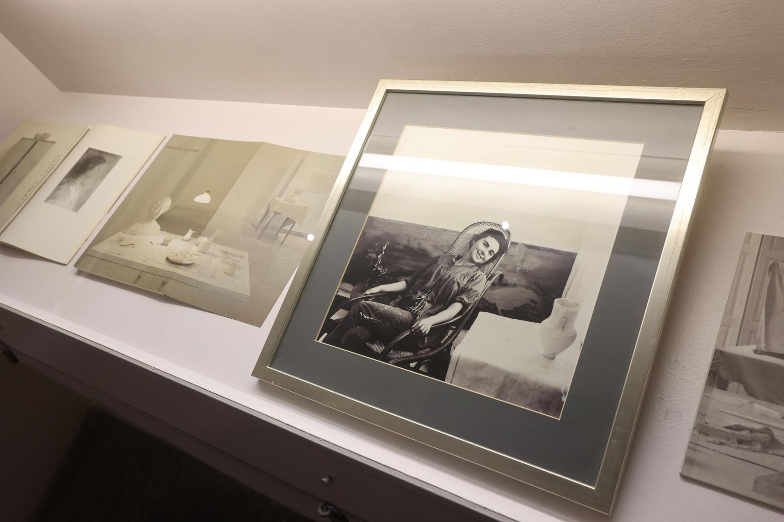 Entre las piezas expuestas destaca una fotografía de Carmen Laffón joven.