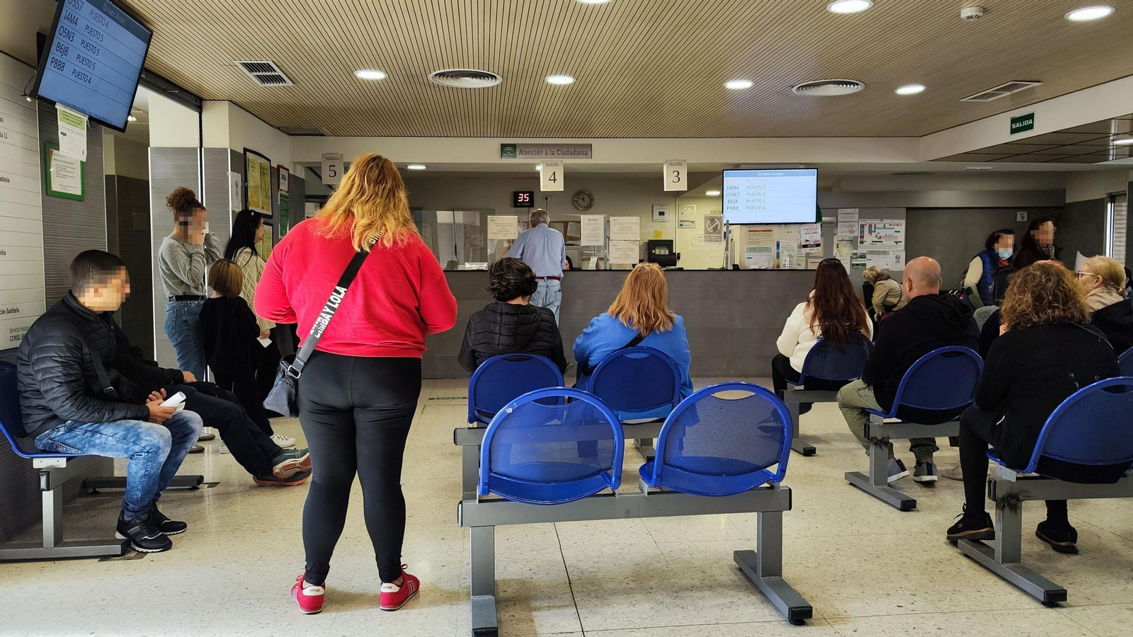 Un grupo de personas espera su turno en la sede de Muface de Sevilla.