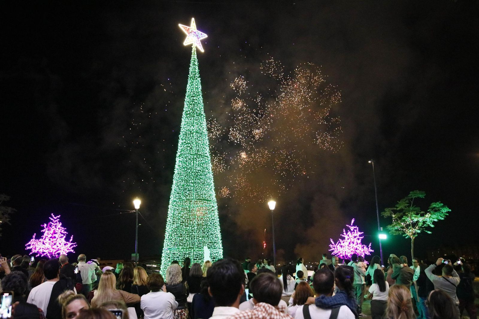 Las imágenes del encendido de la iluminación navideña en el Hospital Torrecárdenas de Almería