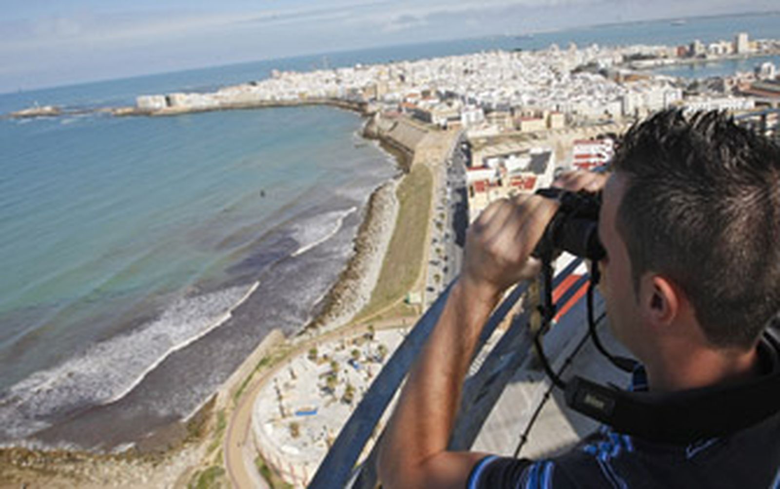 El Pirulí ofrece sus impresionantes vistas a los suscriptores del Diario