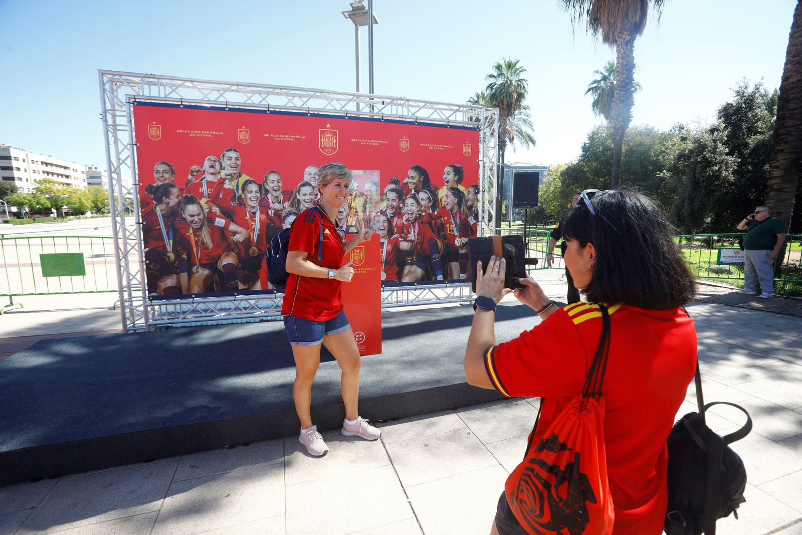 Córdoba se divierte en la 'Fan Zone' previa al partido de España ante Suiza, en imágenes