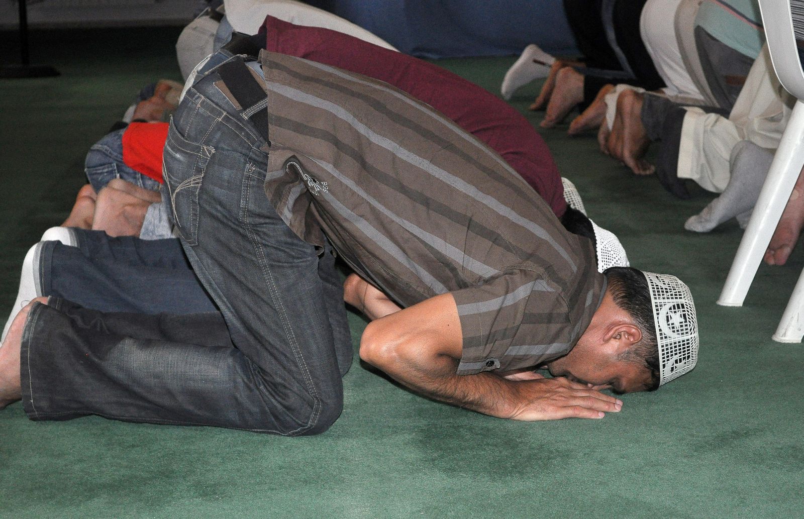 Un fiel reza en una mezquita.