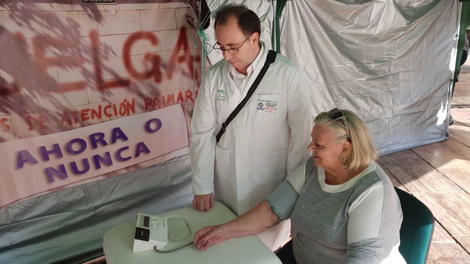 Médicos toman la tensión en la Plaza de la Constitución como parte de sus movilizaciones.