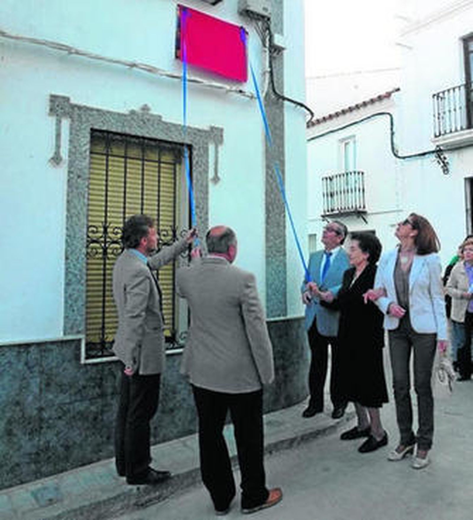 Los padres de Ángel Serradilla descubren la placa junto a Fiscal y Castaño.