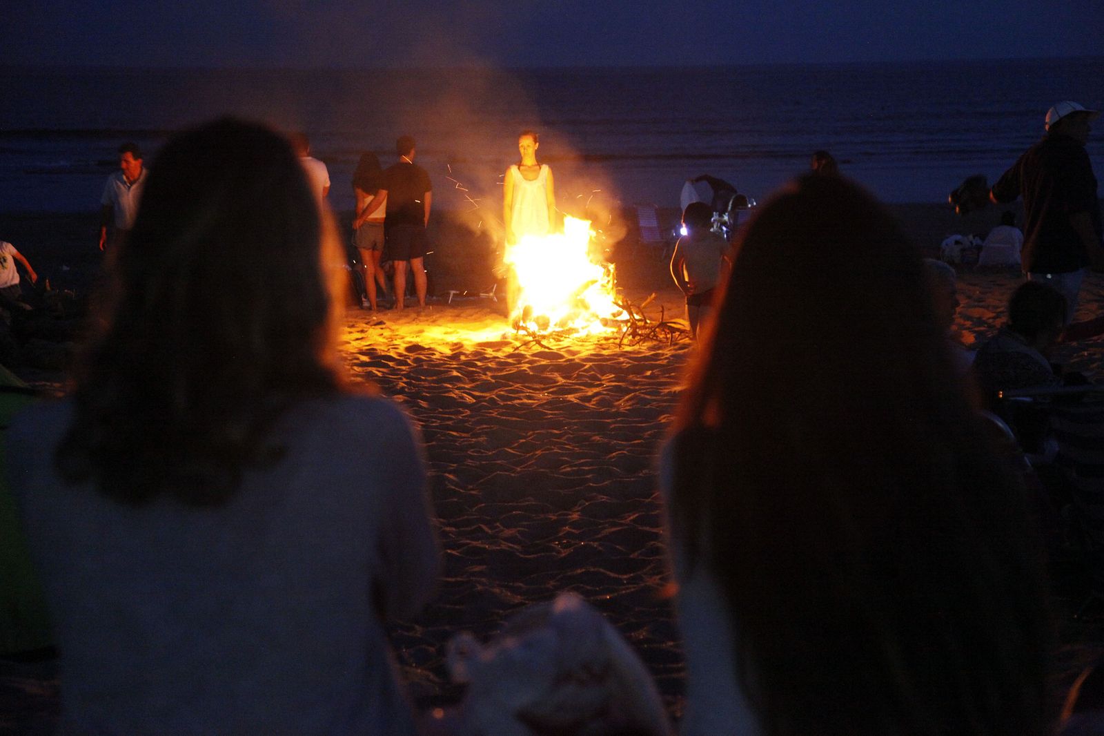 Las playas de la Costa Tropical de Granada celebran la tradicional fiesta de la noche de San Juan