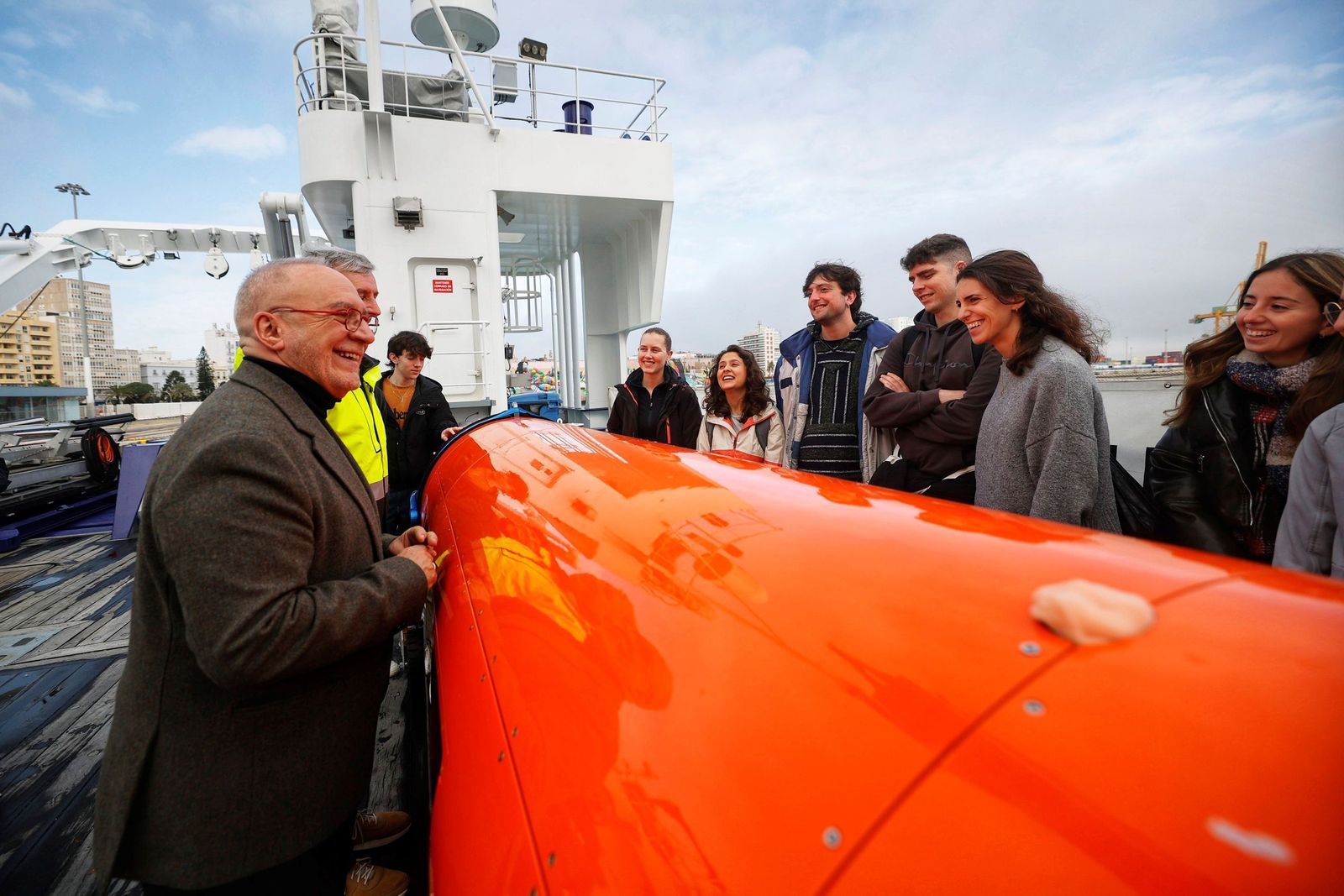 Juan Cruz Cigudosa, en el 'Odón de Buen', junto a alumnos del Ciencias del Mar.