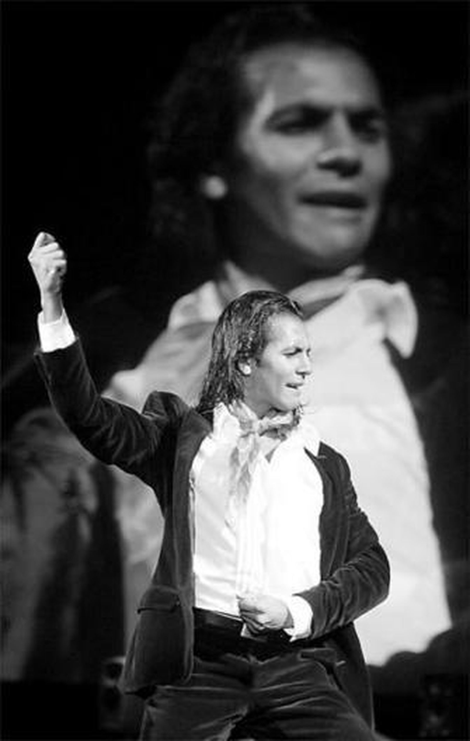 Farruquito baila delante de una pantalla en la que se proyecto su imagen.