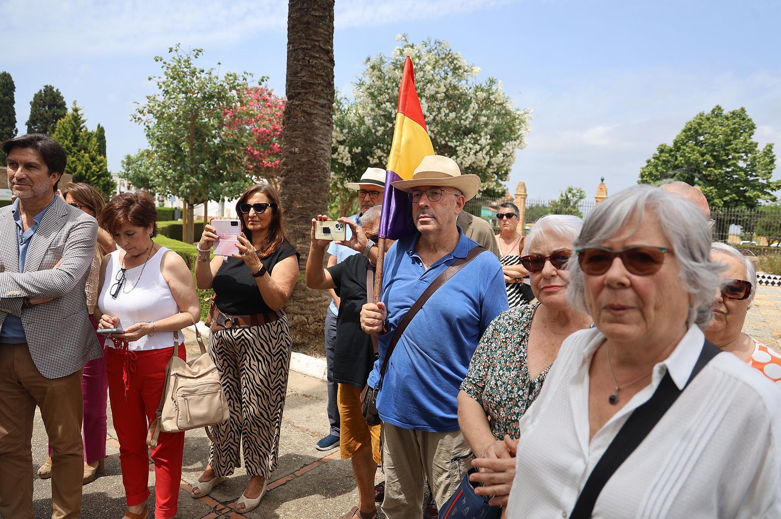 Imágenes de la visita a los trabajos de exhumación en las fosas comunes del Cementerio de La Soledad