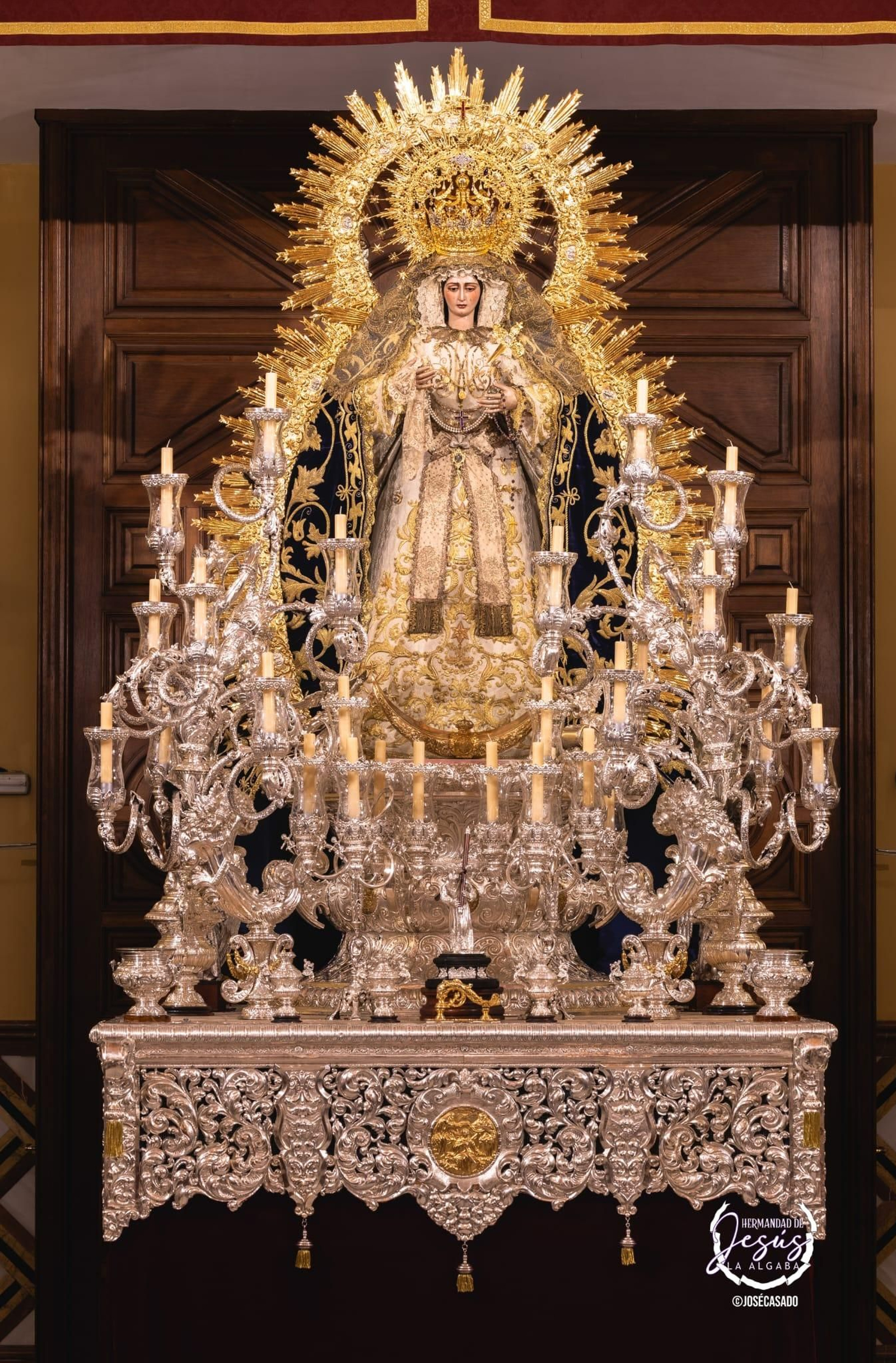 La Virgen de los Dolores, en el paso de la Purísima Concepción, adaptado para esta salida extraordinaria.