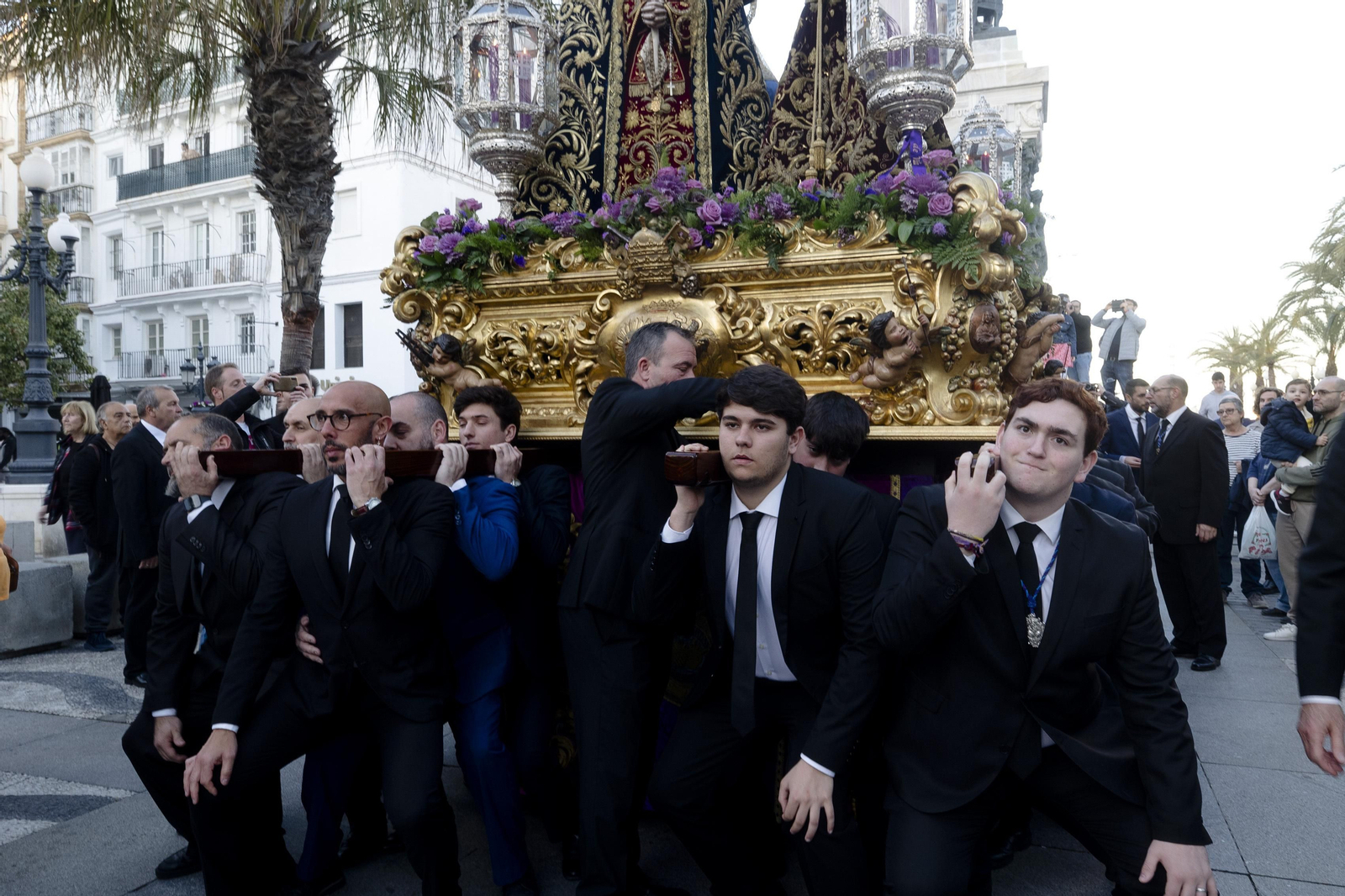 Las imágenes del  vía crucis de las hermandades de Cádiz