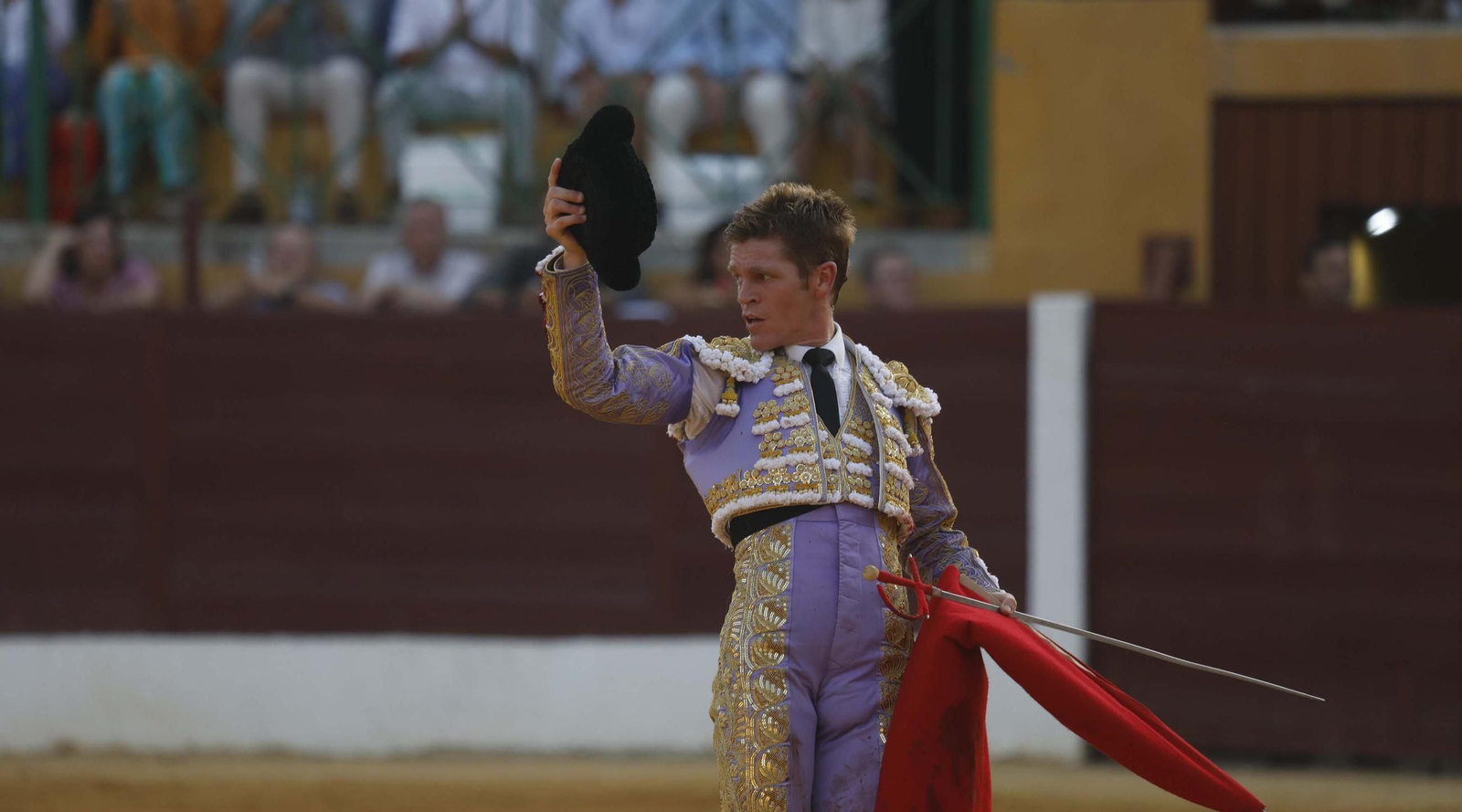 La reaparición de Borja Jiménez con toros de Victorino Martín en la Feria de La Línea , en imágenes