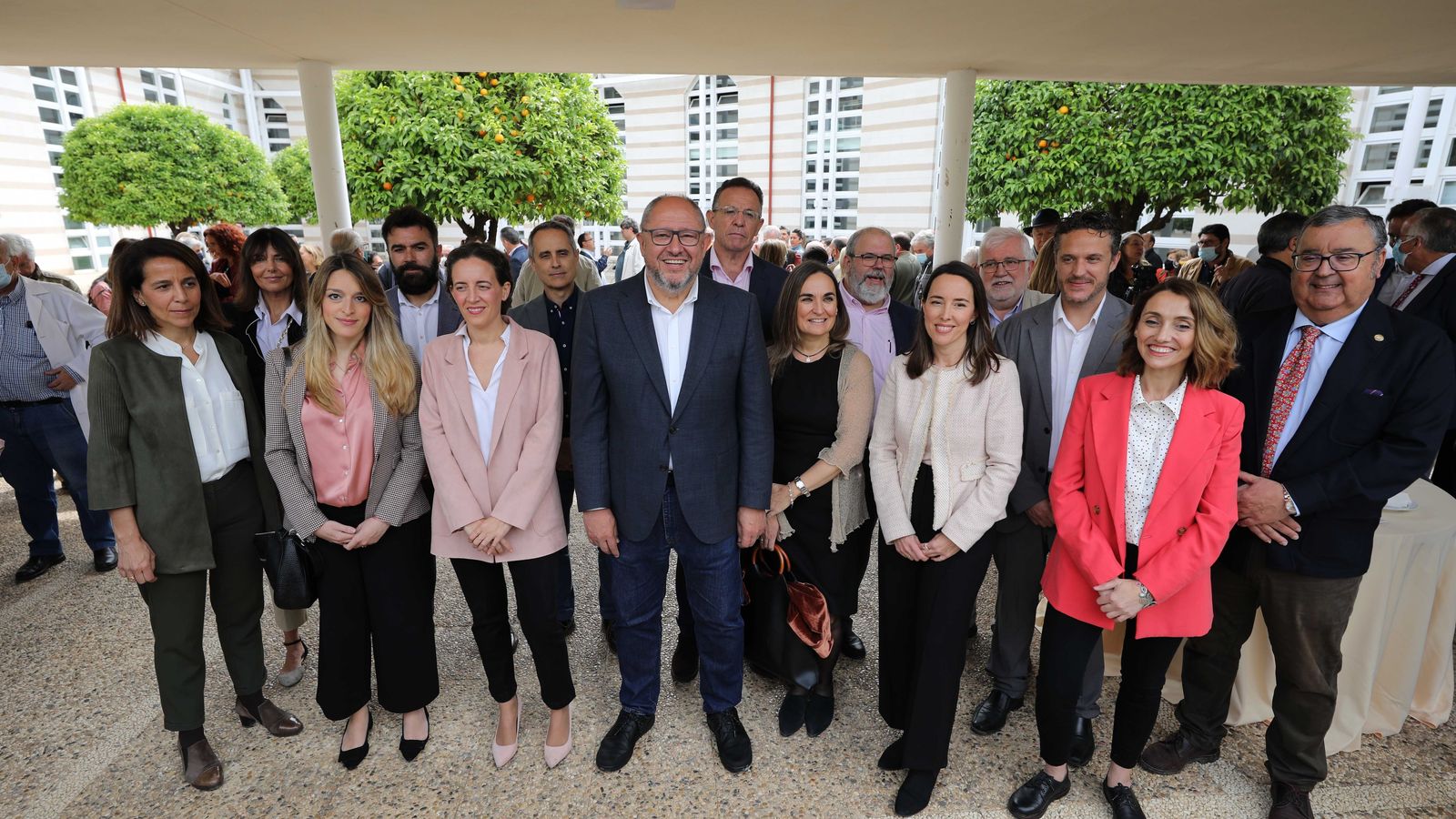 Manuel Torralbo, en el centro, con su equipo de gobierno.
